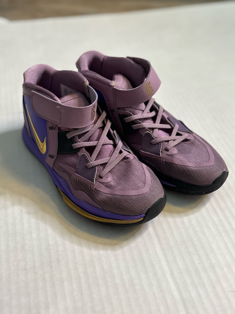 Nike Kyrie Infinty Amethyst Wave Purple and Gold Mid-Top Basketball Shoes 2.5Y